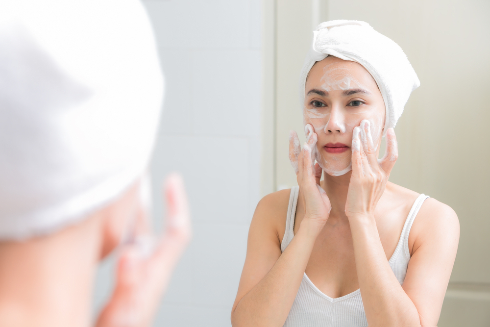 esfoliazione-del-viso:-perche-farla-e-come-scegliere-l’esfoliante-naturale-giusto