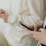 adolescenti-e-dispositivi-digitali:-oltre-i-divieti,-verso-l’educazione